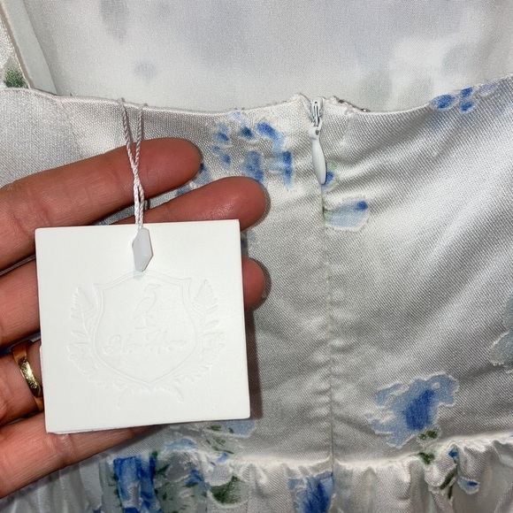 Elegant White and Blue Floral Dress - Picture 4 of 5